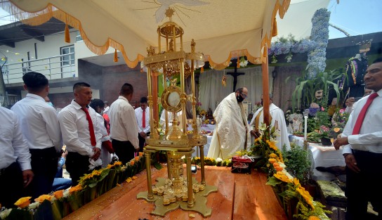 Devotos católicos del municipio de Chiconquiaco celebraron como lo marca el calendario litúrgico, el Jueves de Corpus Christi, con una vistosa procesión, en la que participan representantes de sus comunidades, acompañando al Santísimo Sacramento.  