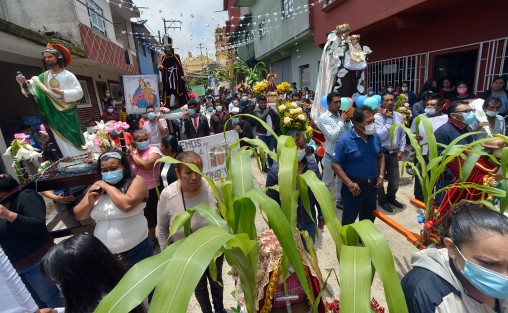 Devotos católicos del municipio de Chiconquiaco celebraron como lo marca el calendario litúrgico, el Jueves de Corpus Christi, con una vistosa procesión, en la que participan representantes de sus comunidades, acompañando al Santísimo Sacramento.  
