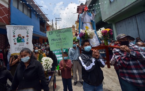 Devotos católicos del municipio de Chiconquiaco celebraron como lo marca el calendario litúrgico, el Jueves de Corpus Christi, con una vistosa procesión, en la que participan representantes de sus comunidades, acompañando al Santísimo Sacramento.  