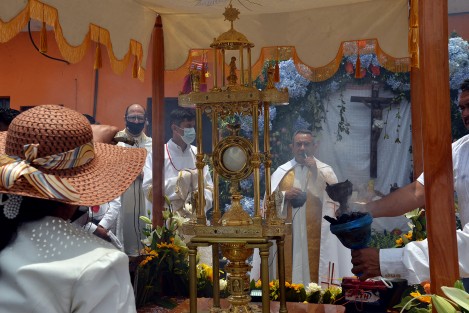 Municipios pequeños del estado de Veracruz mantienen arraigadas algunas tradiciones, principalmente las asociadas a la religión. Tal es el caso de Chiconquiaco durante el <em>Jueves de Corpus</em>, en donde ni la emergencia sanitaria mermó la participación de habitantes de las 16 comunidades de ese lugar.  