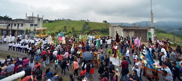 Municipios pequeños del estado de Veracruz mantienen arraigadas algunas tradiciones, principalmente las asociadas a la religión. Tal es el caso de Chiconquiaco durante el <em>Jueves de Corpus</em>, en donde ni la emergencia sanitaria mermó la participación de habitantes de las 16 comunidades de ese lugar.  