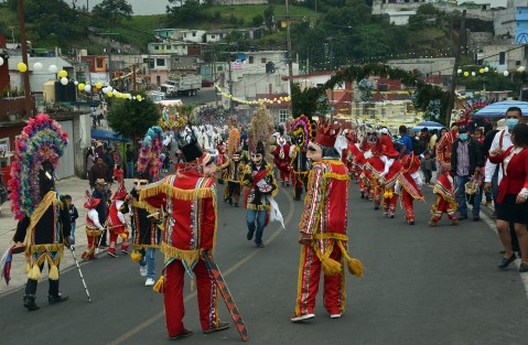 Municipios pequeños del estado de Veracruz mantienen arraigadas algunas tradiciones, principalmente las asociadas a la religión. Tal es el caso de Chiconquiaco durante el <em>Jueves de Corpus</em>, en donde ni la emergencia sanitaria mermó la participación de habitantes de las 16 comunidades de ese lugar.  
