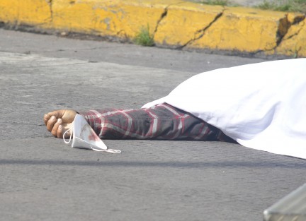 Un hombre de la tercera edad murió arrollado por un autobús del Servicio Urbano, en la esquina de Venustiano Carranza y la Avenida Atletas, en la zona del Paseo de Los Lagos de la ciudad de Xalapa: El chofer se dio a la fuga.