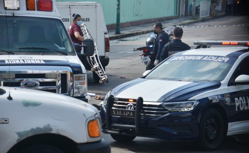 Un hombre de la tercera edad murió arrollado por un autobús del Servicio Urbano, en la esquina de Venustiano Carranza y la Avenida Atletas, en la zona del Paseo de Los Lagos de la ciudad de Xalapa: El chofer se dio a la fuga.