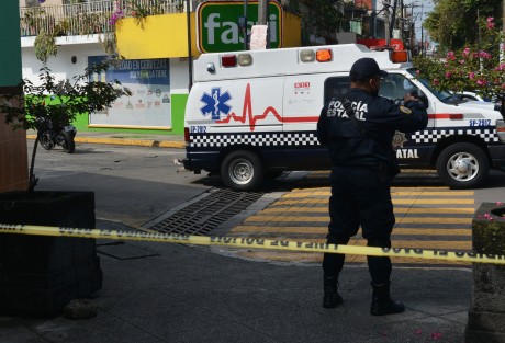 Un hombre de la tercera edad murió arrollado por un autobús del Servicio Urbano, en la esquina de Venustiano Carranza y la Avenida Atletas, en la zona del Paseo de Los Lagos de la ciudad de Xalapa: El chofer se dio a la fuga.