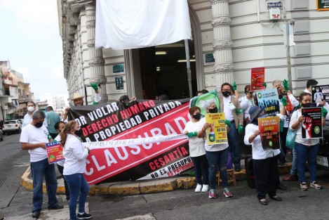 Jubilados y pensionados de la Unión Nacional del Comité del Instituto Mexicano del Seguro Social se manifestaron afuera del edificio del SAT, para reclamar el pago de cesantía y vejez. 