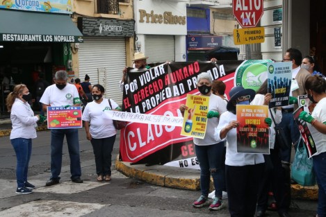 Jubilados y pensionados de la Unión Nacional del Comité del Instituto Mexicano del Seguro Social se manifestaron afuera del edificio del SAT, para reclamar el pago de cesantía y vejez. 