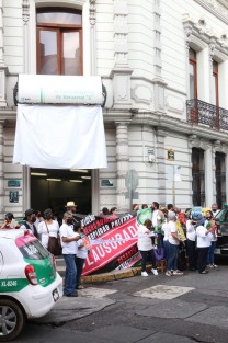 Jubilados y pensionados de la Unión Nacional del Comité del Instituto Mexicano del Seguro Social se manifestaron afuera del edificio del SAT, para reclamar el pago de cesantía y vejez. 