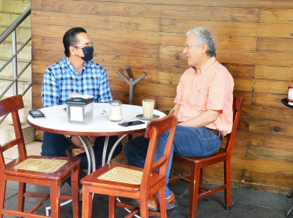 El alcalde de Xalapa, Hipólito Rodríguez Herrero, estuvo en un café en el centro de la ciudad, al acercarse reporteros para entrevistarlo sobre varios temas, a lo que contestó <em>Voy a desayunar y en un ratito los atiendo con mucho gusto</em>.  -Pero tenemos que ir a otro evento..., respondiendo el alcalde, -Pues váyanse, váyanse</em>.
