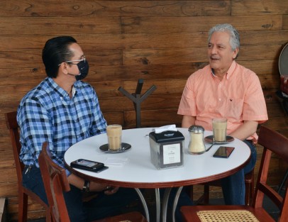 El alcalde de Xalapa, Hipólito Rodríguez Herrero, estuvo en un café en el centro de la ciudad, al acercarse reporteros para entrevistarlo sobre varios temas, a lo que contestó <em>Voy a desayunar y en un ratito los atiendo con mucho gusto</em>.  -Pero tenemos que ir a otro evento..., respondiendo el alcalde, -Pues váyanse, váyanse</em>. 