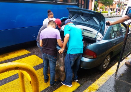 Policías municipales de Teocelo, Ver. detuvieron este mediodía a tres hombres que  viajaban en un vehículo, para realizar una revisión de rutina, pero al ponerse nerviosos se descubrió que transportaban una despensas en la cajuela de las cuales no declararon ni origen ni destino. 