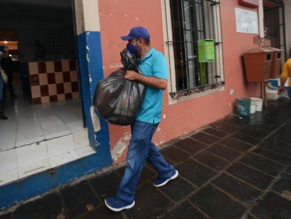 Policías municipales de Teocelo, Ver. detuvieron este mediodía a tres hombres que  viajaban en un vehículo, para realizar una revisión de rutina, pero al ponerse nerviosos se descubrió que transportaban una despensas en la cajuela de las cuales no declararon ni origen ni destino. 