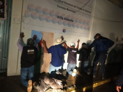 Vecinos de Las Vigas reportaron que la madrugada de este viernes, un grupo de 7 sujetos con armas largas, fueron interceptados cerca de las oficinas del OPLE municipal. Expresaron que estos sujetos son allegados el alcalde,  Alejandro Lino Cruz Romero.