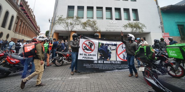 Motorrepartidores de la empresa UBER se reunieron en la avenida Ruiz Cortines, desde donde partieron en una marcha para denunciar abusos de la Secretaría de Seguridad Pública, llevando reclamos a la Torre de SSP y al Cuartel Heriberto Jara. Piden alto al acoso por parte de las corporaciones de Tránsito.