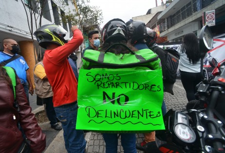 Motorrepartidores de la empresa UBER se reunieron en la avenida Ruiz Cortines, desde donde partieron en una marcha para denunciar abusos de la Secretaría de Seguridad Pública, llevando reclamos a la Torre de SSP y al Cuartel Heriberto Jara. Piden alto al acoso por parte de las corporaciones de Tránsito. 