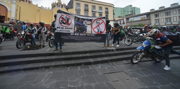 Motorrepartidores de la empresa UBER se reunieron en la avenida Ruiz Cortines, desde donde partieron en una marcha para denunciar abusos de la Secretaría de Seguridad Pública, llevando reclamos a la Torre de SSP y al Cuartel Heriberto Jara. Piden alto al acoso por parte de las corporaciones de Tránsito. 