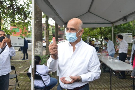 Inició la jornada electoral, y Don Ricardo Ahued Bardahuil, candidato a la alcaldía de Xalapa, acudió, de los primeros, a emitir su voto en la casilla que le corresponde. 