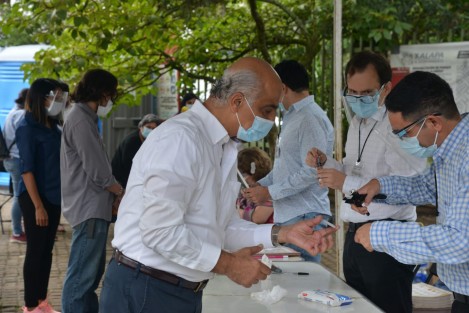 Inició la jornada electoral, y Don Ricardo Ahued Bardahuil, candidato a la alcaldía de Xalapa, acudió, de los primeros, a emitir su voto en la casilla que le corresponde. 