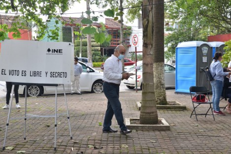 Ricardo Ahued Bardahuil, aspirante a la alcaldía de Xalapa por Morena, PT y Verde Ecologista, arribó a las 8:45 a la casilla donde le corresponde votar, ubicada en el fraccionamiento Las Ánimas. Como todos los veracruzanos, espera una jornada en paz y civilizada.