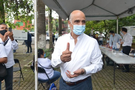 Respetuoso del proceso y sin adelantar opiniones en torno a los resultados, Ricardo Ahued, candidato a la alcaldía de Xalapa, atendió a los medios luego de emitir su voto, invitando a los xalapeños a acudir a las urnas. 