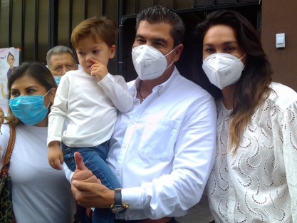 David Velasco Chedraui, priista aspirante a la alcaldía de Xalapa, acudió a votar acompañado de su familia. 