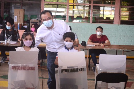 En compañía de su familia, emite su voto Américo Zúñiga Martínez.
