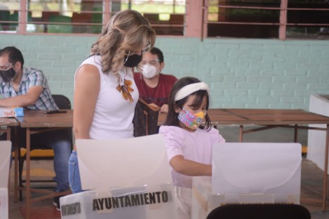 En compañía de su familia, emite su voto Américo Zúñiga Martínez.