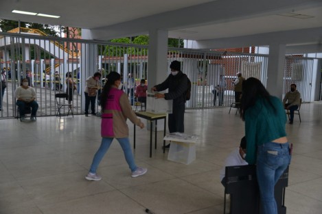 Como en todos los procesos electorales, ciudadanos acudieron a instalar las casillas electorales. Algunas puntualmente, otras con retraso, pero hasta el corte de 11:30 horas en calma, el 81.9% de ellas en el estado de Veracruz estaban instaladas (Datos INE).