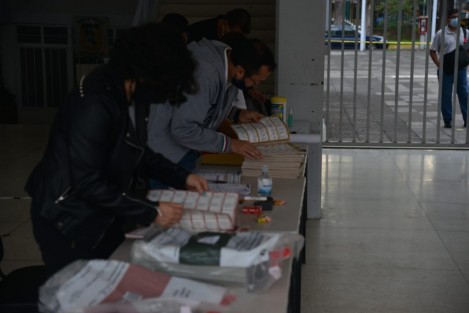 Como en todos los procesos electorales, ciudadanos acudieron a instalar las casillas electorales. Algunas puntualmente, otras con retraso, pero hasta el corte de 11:30 horas en calma, el 81.9% de ellas en el estado de Veracruz estaban instaladas (Datos INE).
