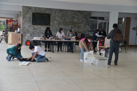 Como en todos los procesos electorales, ciudadanos acudieron a instalar las casillas electorales. Algunas puntualmente, otras con retraso, pero hasta el corte de 11:30 horas en calma, el 81.9% de ellas en el estado de Veracruz estaban instaladas (Datos INE).