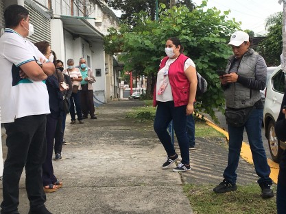 Cada cual hace lo suyo en esta jornada electoral. Poe ejemplo, la otrora priista, fugazmente morenista y ahora con RSP, Michelle Servín, girando instrucciones a sus copartidistas, desde la casilla ubicada frente a la iglesia de La Piedad.  