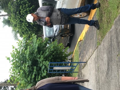 Cada cual hace lo suyo en esta jornada electoral. Poe ejemplo, la otrora priista, fugazmente morenista y ahora con RSP, Michelle Servín, girando instrucciones a sus copartidistas, desde la casilla ubicada frente a la iglesia de La Piedad.  