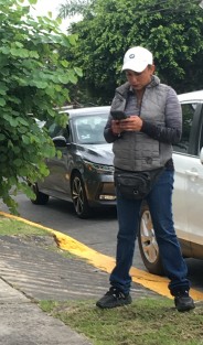 Cada cual hace lo suyo en esta jornada electoral. Poe ejemplo, la otrora priista, fugazmente morenista y ahora con RSP, Michelle Servín, girando instrucciones a sus copartidistas, desde la casilla ubicada frente a la iglesia de La Piedad. 