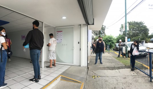 Tratando de mantener las medidas sanitarias, transcurre la jornada electoral en la capital veracruzana. 