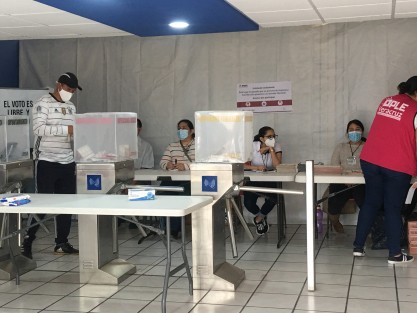 Tratando de mantener las medidas sanitarias, transcurre la jornada electoral en la capital veracruzana. 