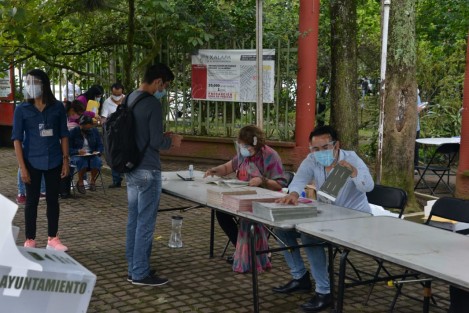 Xalapeños acuden a las urnas. Si aún no conoce la ubicación de su casilla, puede hacerlo consultando el estado y la sección indicada en su credencial, desde el link en esta página. 