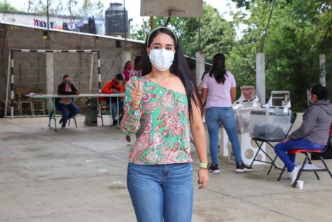 Mara Yamilet Chama Villa candidata del partido Verde a la alcaldía de Teocelo, deposita su voto en la urna correspondiente.