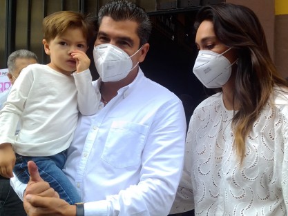 David Velasco Chedraui, candidato a la Presidencia Municipal de Xalapa por la alianza Veracruz Va (PAN-PRD-PRI) emitió su voto en la casilla 2034 de la sección 3754, ubicada en la calle Salonio, colonia Centro de esta ciudad.
