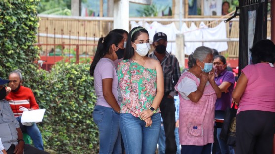 Mara Yamileth Chama Villa candidata a la alcaldía de Teocelo por el Partido Verde emite su voto en compañía de su planilla.  