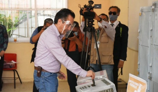 El Gobernador de Veracruz, Cuitláhuac García Jiménez, acudió a emitir su voto en la casilla ubicada en la Telesecundaria Nicolás Bravo, en la calle Toluca, colonia Progreso Xalapa, Veracruz.