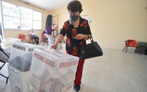 Los padres del Gobernador de Veracruz también acudieron a votar a la misma casilla que el mandatario estatal.  