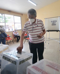 Los padres del Gobernador de Veracruz también acudieron a votar a la misma casilla que el mandatario estatal.  
