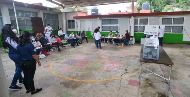 En la comunidad de La Concha, municipio de Jilotepec, las elecciones se llevaron a cabo en calma y con una copiosa votación cerca del cierre de casillas.