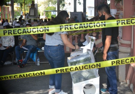 A pesar malos augurios propagados por agoreros del desastre, los ciudadanos del municipio de Teocelo acudieron a las urnas, logrando unas votaciones nutridas y en completa calma.