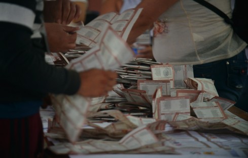 Tras el cierre de casillas, comenzó el conteo de votos frente a los representantes de los diferentes partidos políticos. Los resultados de las casillas se van dando a cuentagotas. 