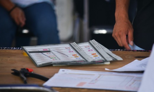 Tras el cierre de casillas, comenzó el conteo de votos frente a los representantes de los diferentes partidos políticos. Los resultados de las casillas se van dando a cuentagotas. 