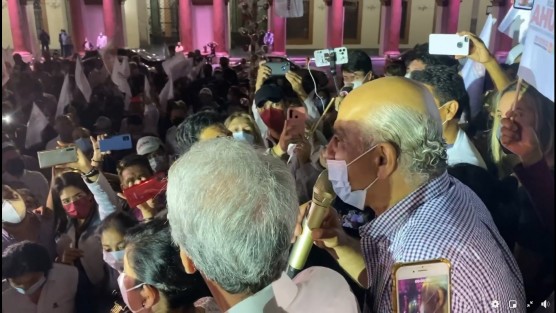 La noche de este domingo, Ricardo Ahued agradeció en Plaza Lerdo a sus seguidores y colaboradores, el apoyo que le dio la oportunidad de volver a presidir la alcaldía de Xalapa.