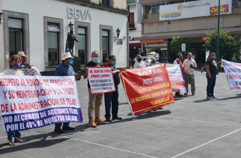  Jubilados y pensionados de TELMEX se manifestaron en plaza Lerdo por las modificaciones a las pensiones de los telefonistas en esa empresa. 