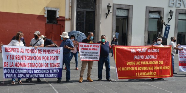  Jubilados y pensionados de TELMEX se manifestaron en plaza Lerdo por las modificaciones a las pensiones de los telefonistas en esa empresa. 