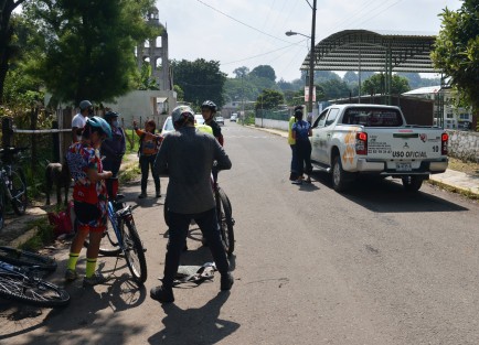  Un grupo de ciclistas y senderistas de la ciudad de Xalapa y los alrededores, se organizaron  para buscar  a la adolescente Luz Ainara González Kleinert en la comunidad de Rancho Viejo, municipio de Tlalnelhuayocan, Ver., desaparecida ayer lunes.